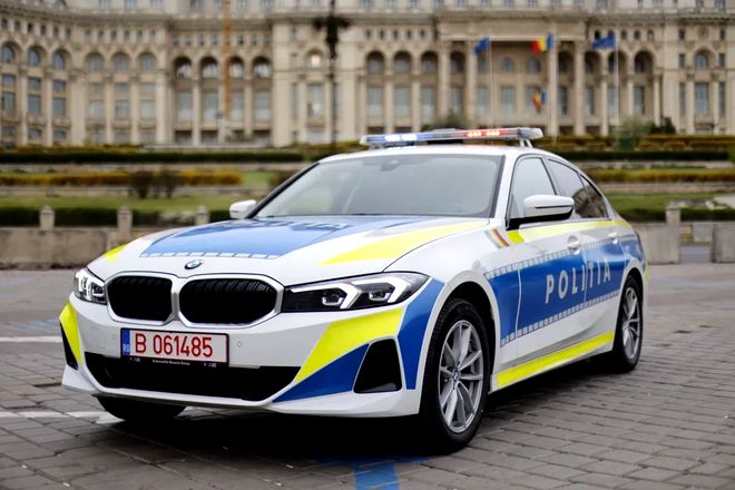 Mașină de poliție la locul unui accident auto după vânzare